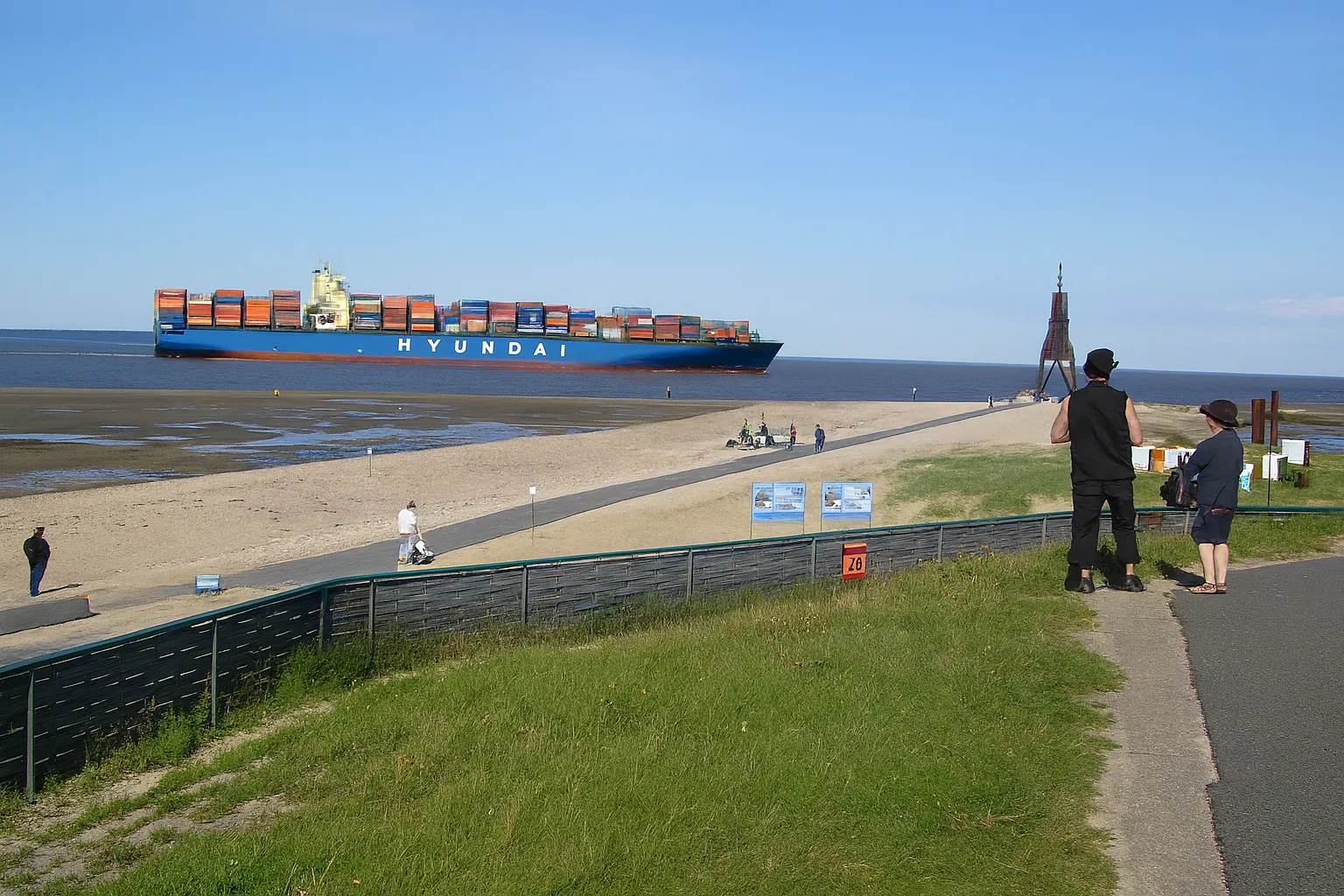 Kugelbake und Schiffscontainer